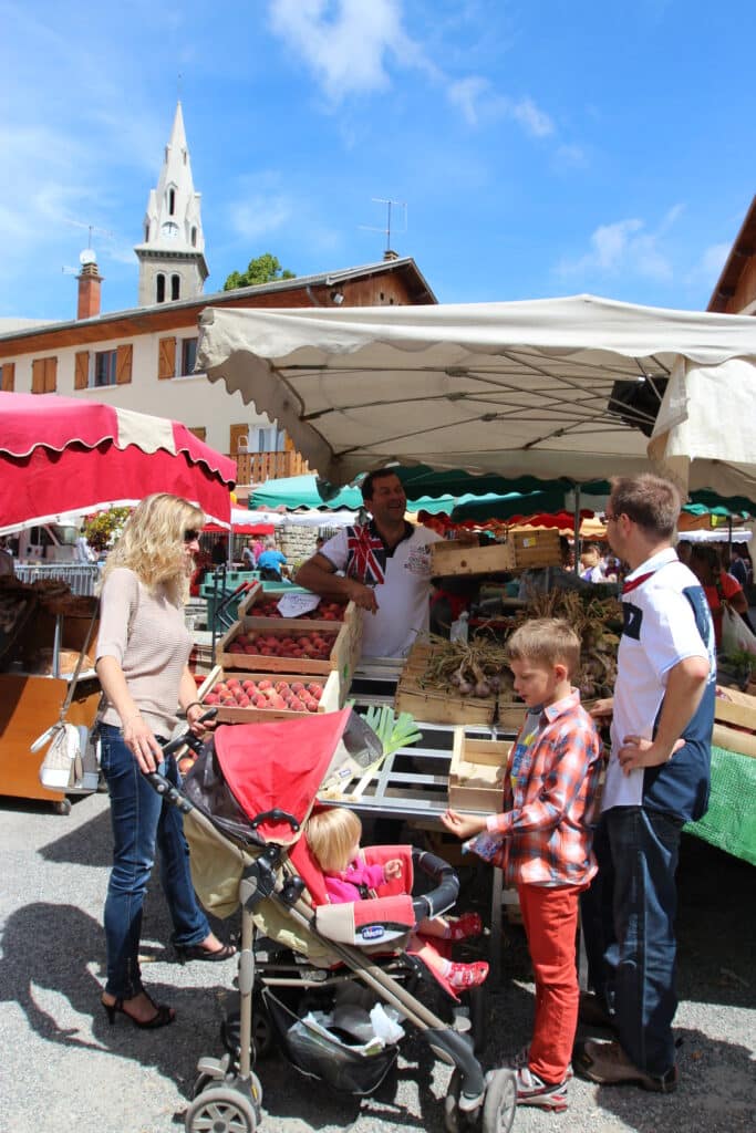 Marché du dimanche matin à Ancelle Ancelle Mairie Champsaur Valgaudemar Hautes Alpes Ancelle Station