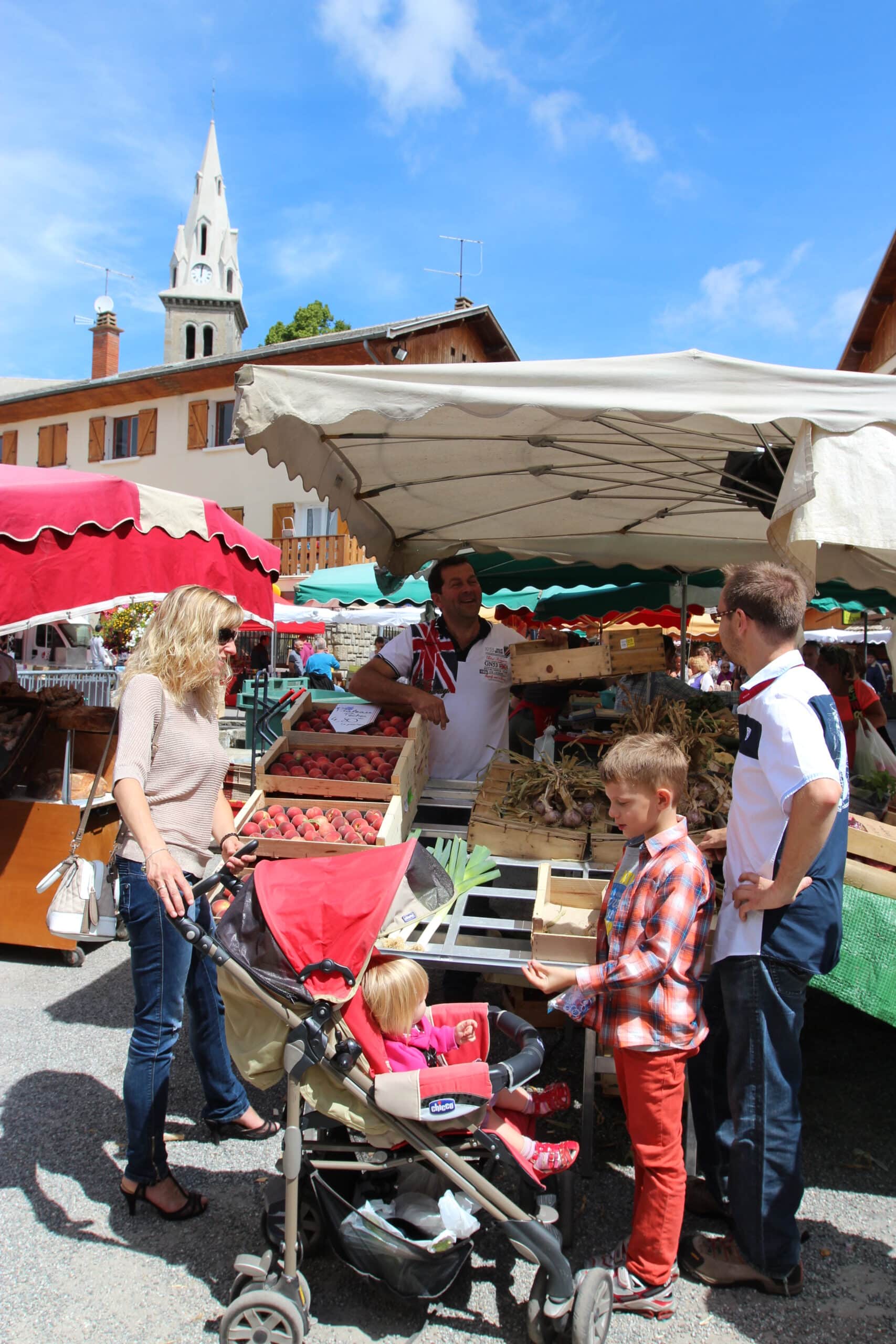 Marché du dimanche matin à Ancelle Ancelle Mairie Champsaur Valgaudemar Hautes Alpes Ancelle Station